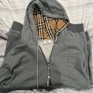 Burberry zipup unisex size large sweatshirt nwt!